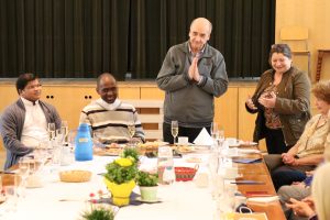 P. General spricht mit den Damen vom „Club Creativ“ im Calasanz-Saal.